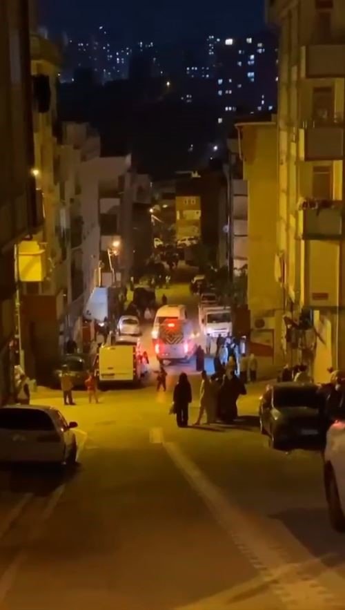 İSTANBUL’DA 4,3 BÜYÜKLÜĞÜNDE DEPREM: VATANDAŞLAR SOKAĞA DÖKÜLDÜ