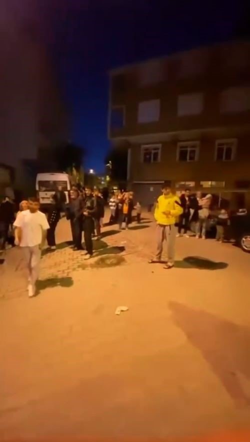 İSTANBUL’DA 4,3 BÜYÜKLÜĞÜNDE DEPREM: VATANDAŞLAR SOKAĞA DÖKÜLDÜ