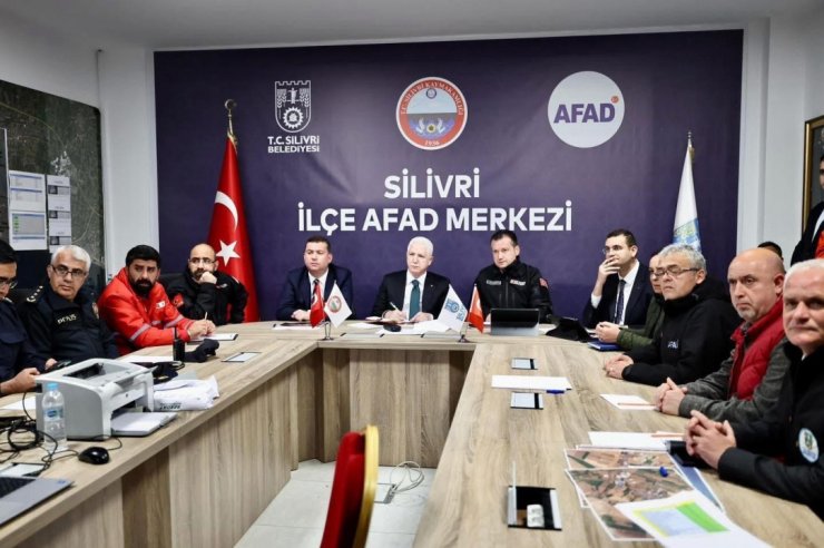 İSTANBUL VALİSİ DAVUT GÜL, DEPREMİN ARDINDAN ÇALIŞMALARI DEĞERLENDİRDİ