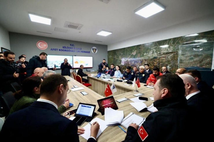 İSTANBUL VALİSİ DAVUT GÜL, DEPREMİN ARDINDAN ÇALIŞMALARI DEĞERLENDİRDİ