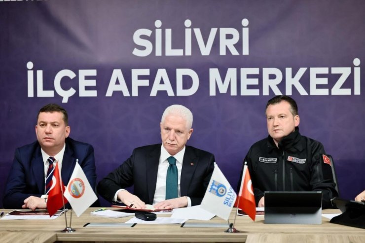 İSTANBUL VALİSİ DAVUT GÜL, DEPREMİN ARDINDAN ÇALIŞMALARI DEĞERLENDİRDİ