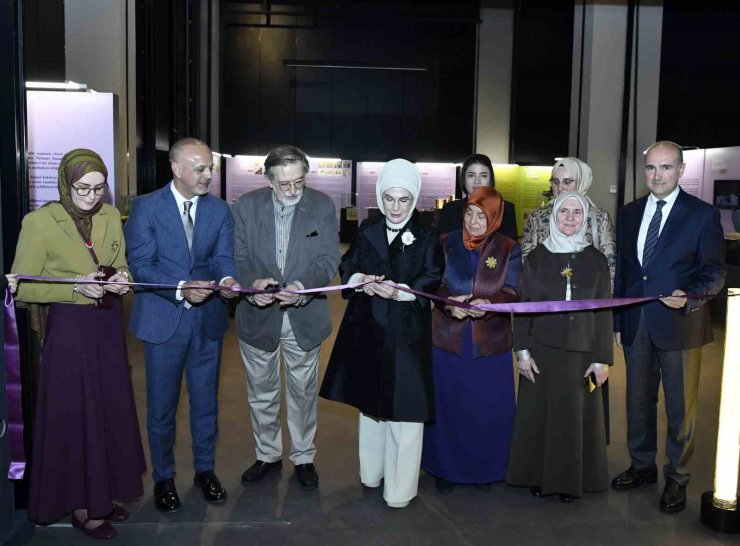EMİNE ERDOĞAN "SAKLI KALANLAR" SERGİSİNİN AÇILIŞINI YAPTI