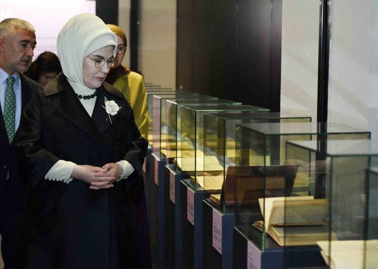 EMİNE ERDOĞAN "SAKLI KALANLAR" SERGİSİNİN AÇILIŞINI YAPTI
