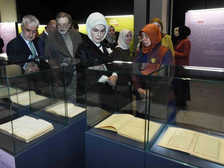 EMİNE ERDOĞAN "SAKLI KALANLAR" SERGİSİNİN AÇILIŞINI YAPTI
