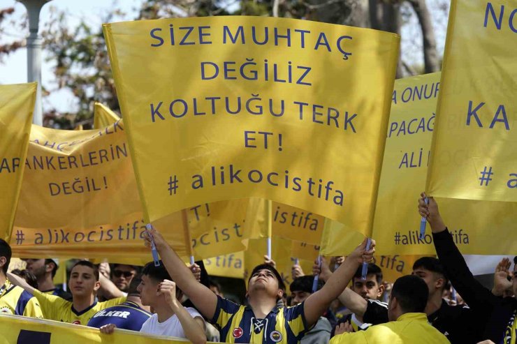 FENERBAHÇE DİVAN TOPLANTISI SIRASINDA BİR GRUP TARAFTARDAN YÖNETİME TEPKİ