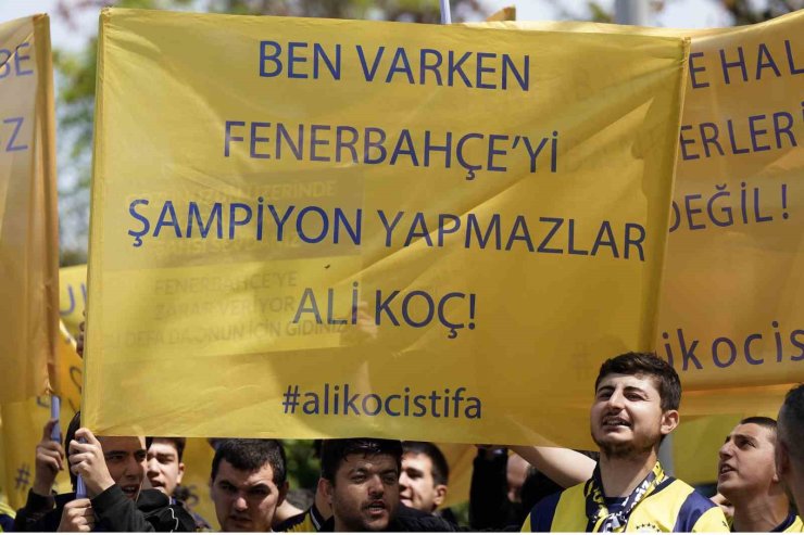 FENERBAHÇE DİVAN TOPLANTISI SIRASINDA BİR GRUP TARAFTARDAN YÖNETİME TEPKİ