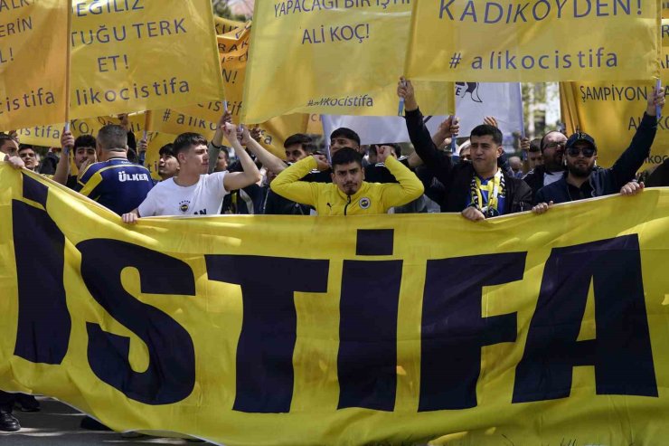 FENERBAHÇE DİVAN TOPLANTISI SIRASINDA BİR GRUP TARAFTARDAN YÖNETİME TEPKİ