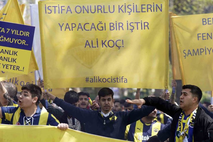 FENERBAHÇE DİVAN TOPLANTISI SIRASINDA BİR GRUP TARAFTARDAN YÖNETİME TEPKİ