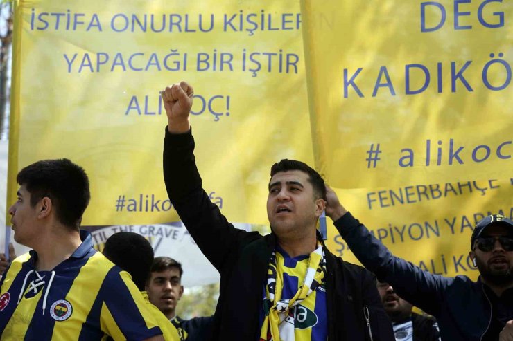 FENERBAHÇE DİVAN TOPLANTISI SIRASINDA BİR GRUP TARAFTARDAN YÖNETİME TEPKİ