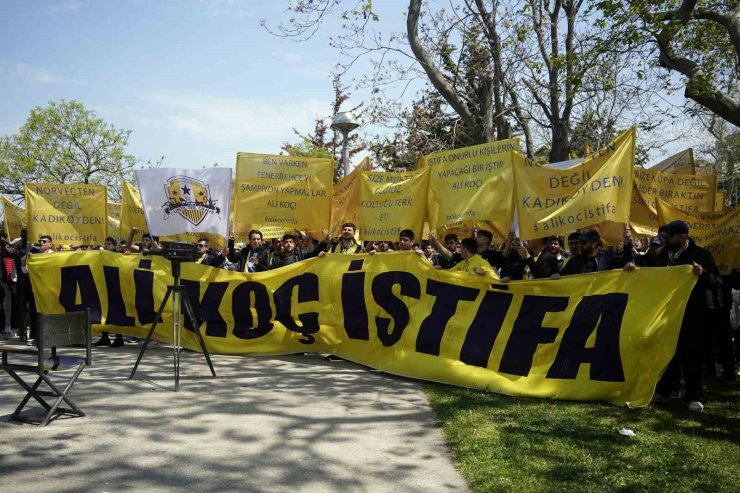 FENERBAHÇE DİVAN TOPLANTISI SIRASINDA BİR GRUP TARAFTARDAN YÖNETİME TEPKİ