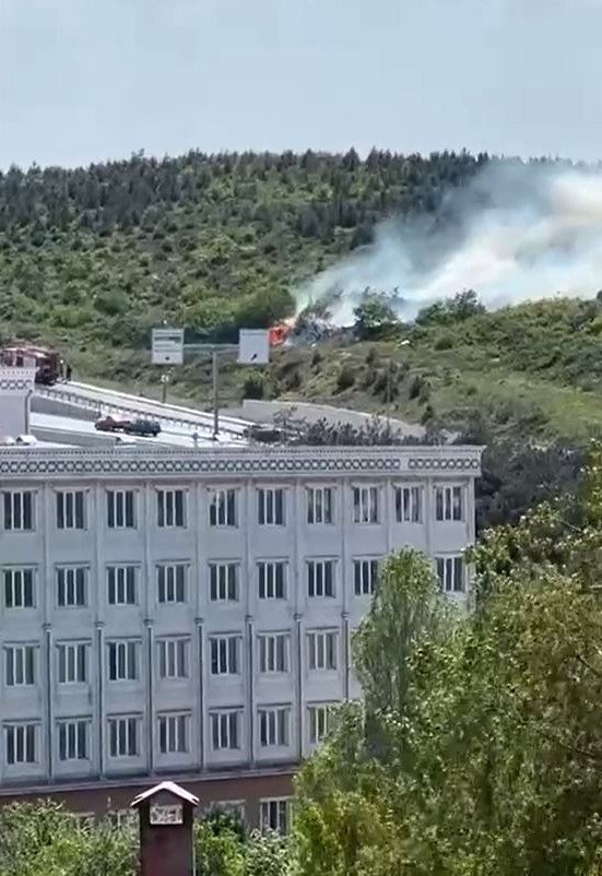 ARNAVUTKÖY’DE ORMANLIK ALANDA YANGIN