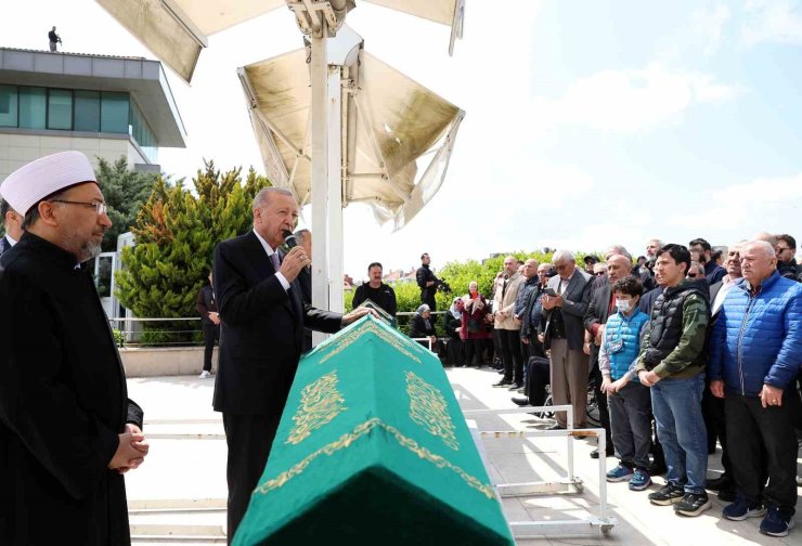 CUMHURBAŞKANI ERDOĞAN, ARAPÇA ÖĞRETMENİ AHMET KARAMAN’IN CENAZE NAMAZINA KATILDI