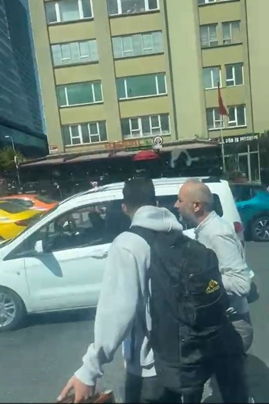 MECİDİYEKÖY’DE YOLUN ORTASINDA OTOBÜSE BİNMEK İSTEYEN YOLCU ORTALIĞI BİRBİRİNE KATTI