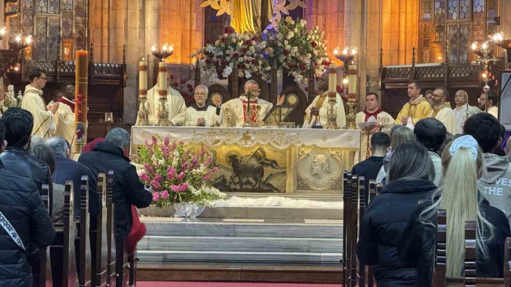 İSTANBUL’DAKİ ST. ANTUAN KİLİSESİ’NDE PAPA FRANCİSCUS İÇİN AYİN DÜZENLENDİ