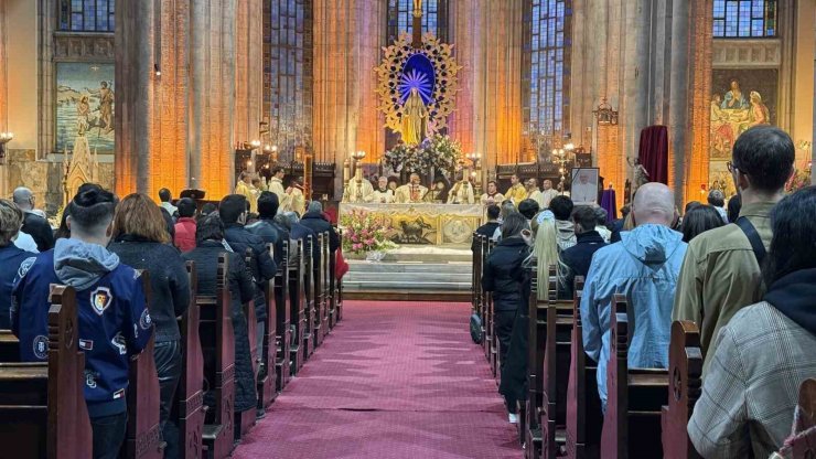 İSTANBUL’DAKİ ST. ANTUAN KİLİSESİ’NDE PAPA FRANCİSCUS İÇİN AYİN DÜZENLENDİ