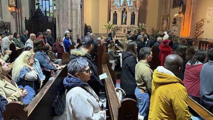 İSTANBUL’DAKİ ST. ANTUAN KİLİSESİ’NDE PAPA FRANCİSCUS İÇİN AYİN DÜZENLENDİ