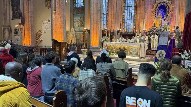 İSTANBUL’DAKİ ST. ANTUAN KİLİSESİ’NDE PAPA FRANCİSCUS İÇİN AYİN DÜZENLENDİ