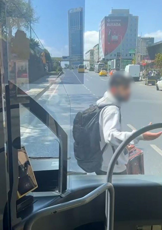 MECİDİYEKÖY’DE YOLUN ORTASINDA OTOBÜSE BİNMEK İSTEYEN YOLCU ORTALIĞI BİRBİRİNE KATTI