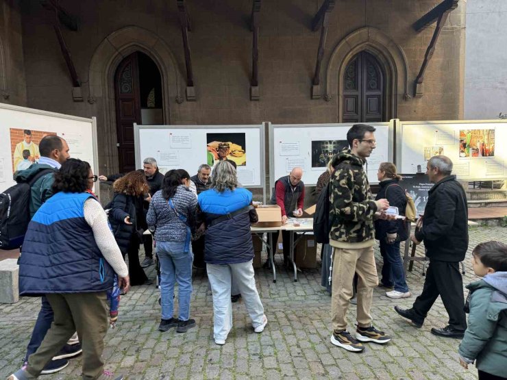PAPA FRANCİSCUS İÇİN ST. ANTUAN KİLİSESİ’NDE LOKMA DAĞITILDI