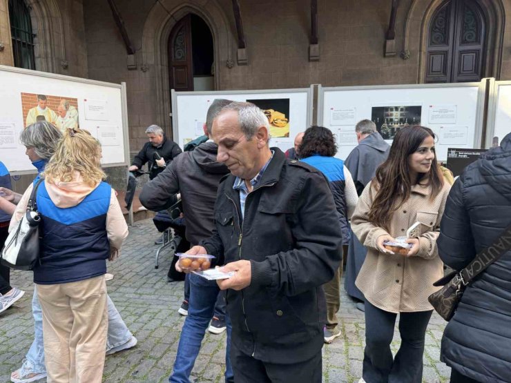 PAPA FRANCİSCUS İÇİN ST. ANTUAN KİLİSESİ’NDE LOKMA DAĞITILDI