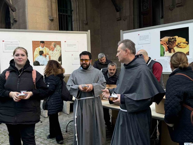 PAPA FRANCİSCUS İÇİN ST. ANTUAN KİLİSESİ’NDE LOKMA DAĞITILDI