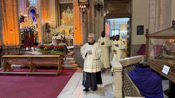 İSTANBUL’DAKİ ST. ANTUAN KİLİSESİ’NDE PAPA FRANCİSCUS İÇİN AYİN DÜZENLENDİ