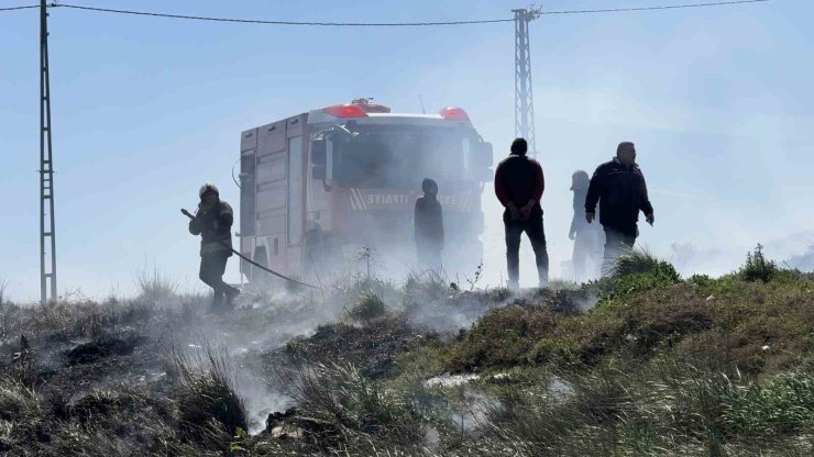 ARNAVUTKÖY’DE FABRİKA DEPOSUNDA KORKUTAN YANGIN