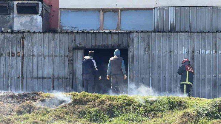 ARNAVUTKÖY’DE FABRİKA DEPOSUNDA KORKUTAN YANGIN
