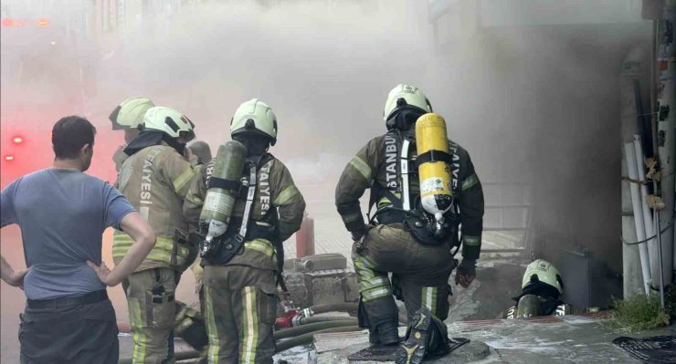 BAYRAMPAŞA’DA İPLİKÇİDE KORKUTAN YANGIN