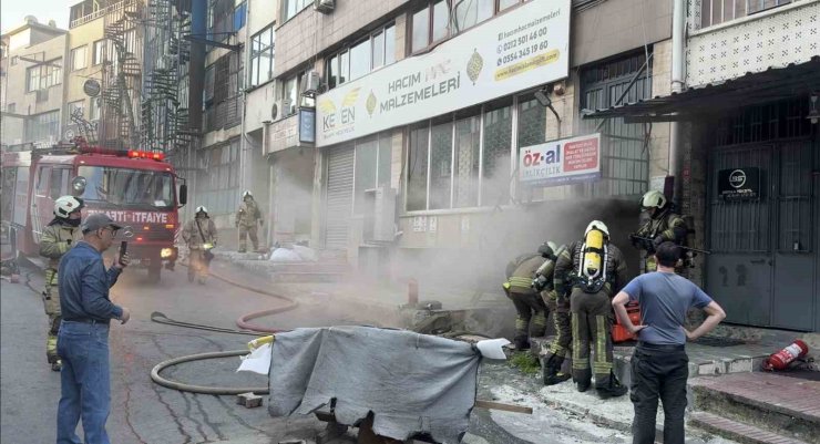 BAYRAMPAŞA’DA İPLİKÇİDE KORKUTAN YANGIN