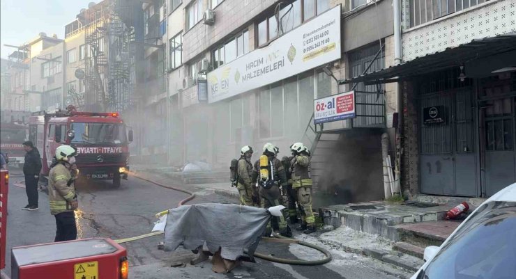 BAYRAMPAŞA’DA İPLİKÇİDE KORKUTAN YANGIN