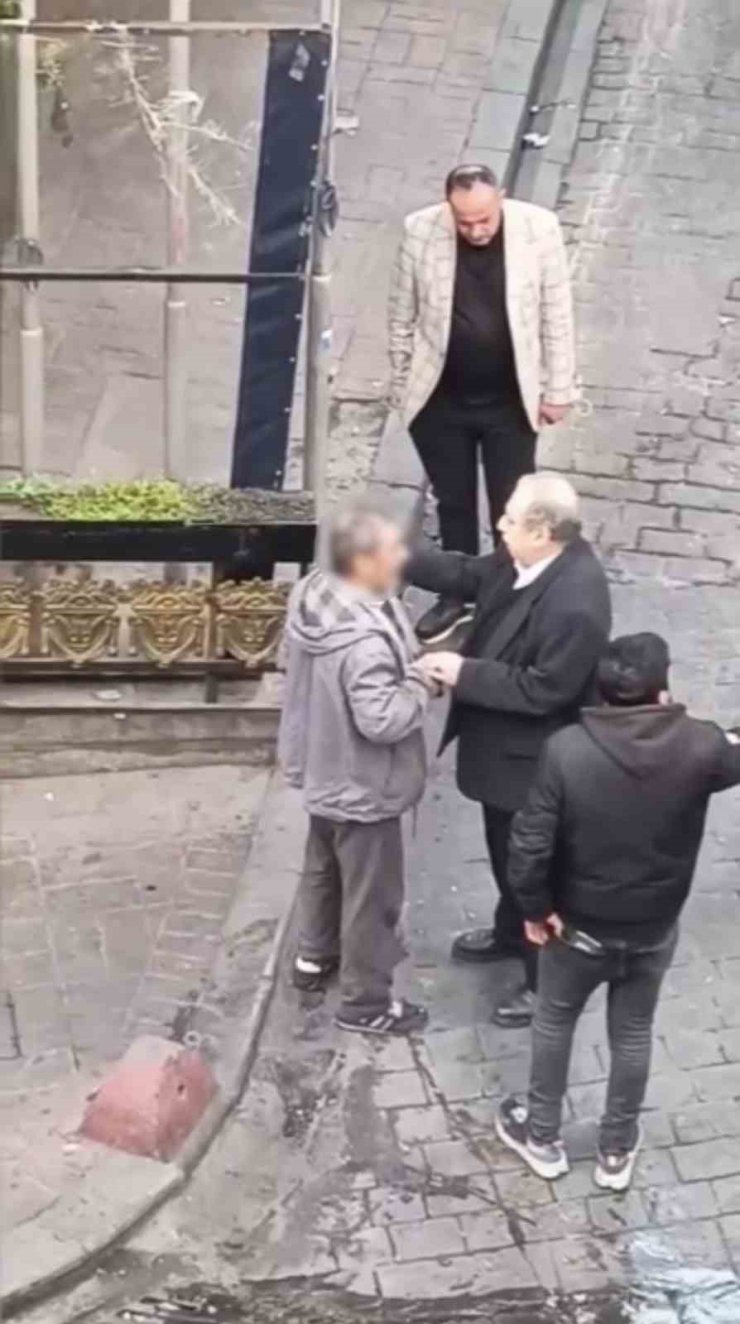 BEYOĞLU’NDA KAVGA ETTİĞİ ŞAHSI DÖNER BIÇAĞIYLA YARALAYAN SALDIRGAN KAMERADA