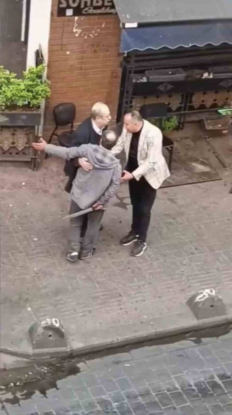 BEYOĞLU’NDA KAVGA ETTİĞİ ŞAHSI DÖNER BIÇAĞIYLA YARALAYAN SALDIRGAN KAMERADA