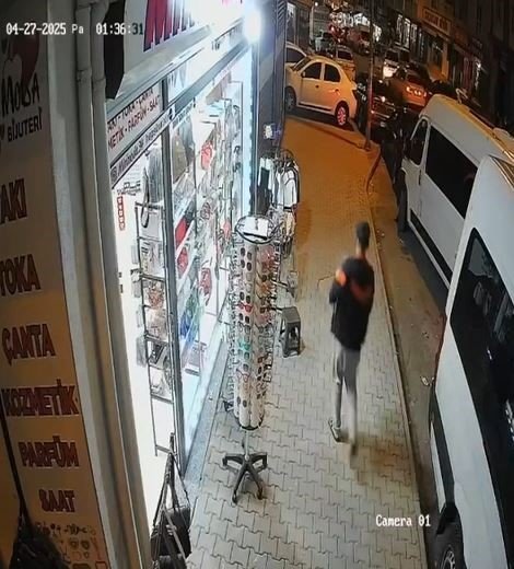 ESENYURT’TA KAVGAYI FIRSAT BİLEREK ÇANTAYI ALIP BÖYLE KAÇTI