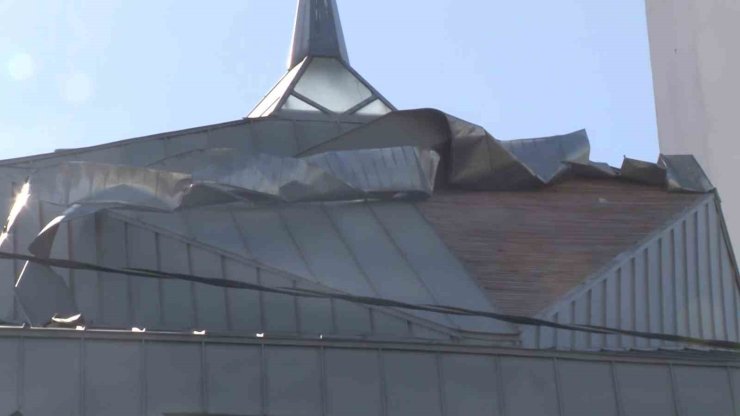 ŞİDDETLİ RÜZGAR NEDENİYLE ATAŞEHİR’DE CAMİNİN KAPLAMASI SÖKÜLDÜ