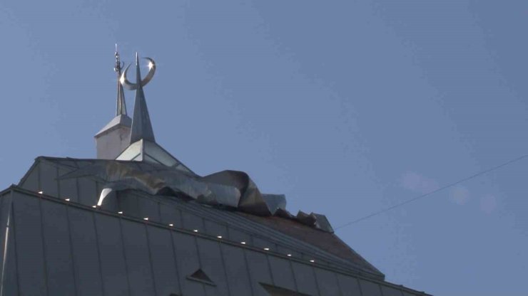 ŞİDDETLİ RÜZGAR NEDENİYLE ATAŞEHİR’DE CAMİNİN KAPLAMASI SÖKÜLDÜ
