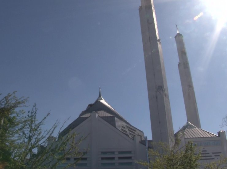 ŞİDDETLİ RÜZGAR NEDENİYLE ATAŞEHİR’DE CAMİNİN KAPLAMASI SÖKÜLDÜ