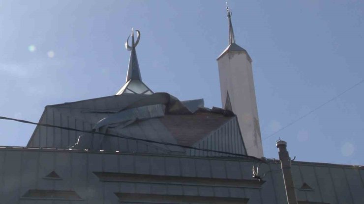 ŞİDDETLİ RÜZGAR NEDENİYLE ATAŞEHİR’DE CAMİNİN KAPLAMASI SÖKÜLDÜ