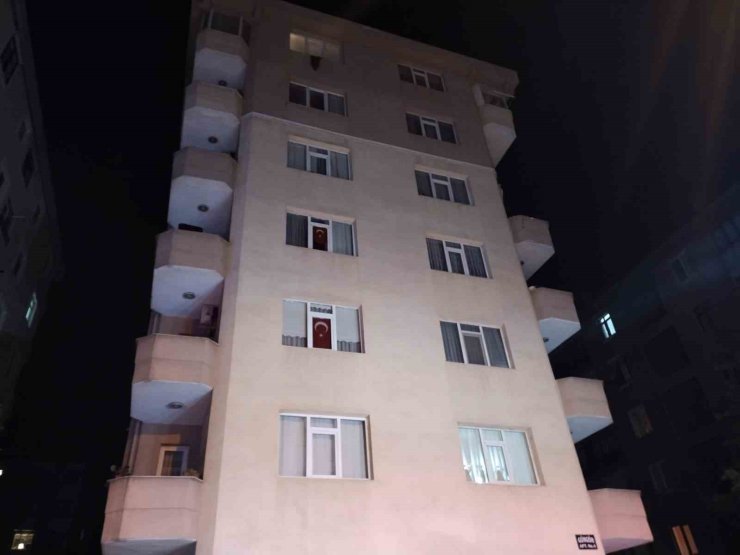 KADIKÖY’DE BALKON ÇÖKTÜ, BİNA TEDBİREN BOŞALTILDI