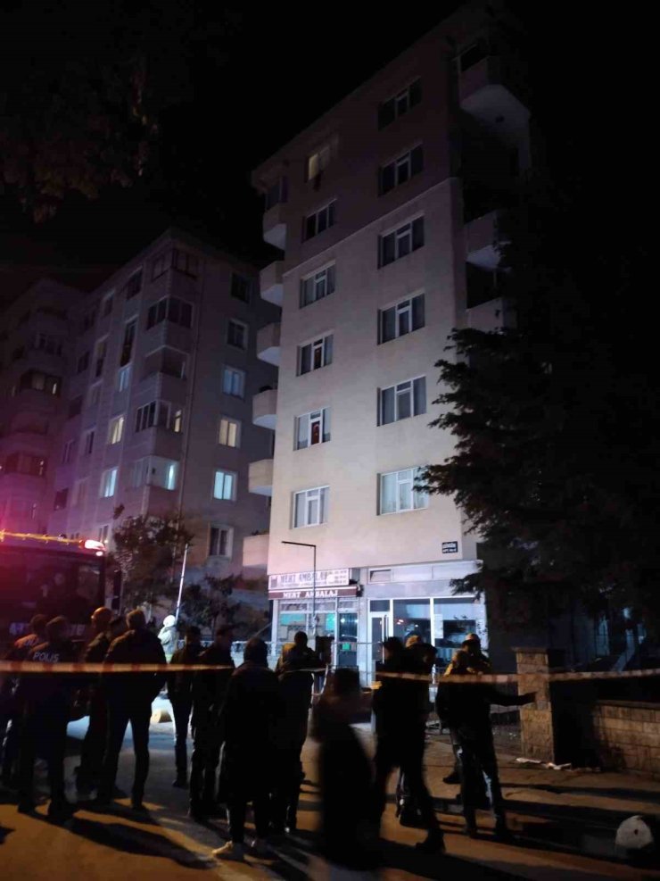 KADIKÖY’DE BALKON ÇÖKTÜ, BİNA TEDBİREN BOŞALTILDI