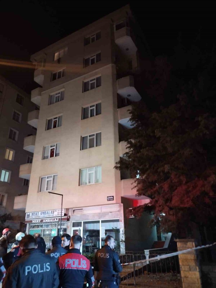 KADIKÖY’DE BALKON ÇÖKTÜ, BİNA TEDBİREN BOŞALTILDI