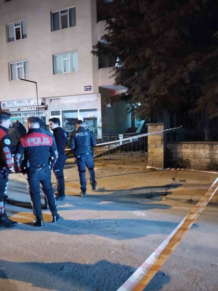KADIKÖY’DE BALKON ÇÖKTÜ, BİNA TEDBİREN BOŞALTILDI