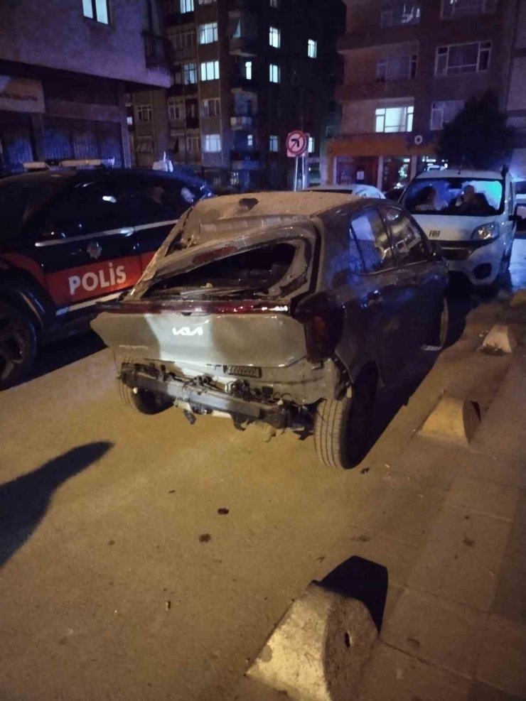 KADIKÖY’DE BALKON ÇÖKTÜ, BİNA TEDBİREN BOŞALTILDI