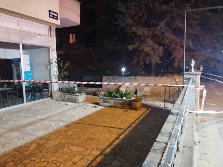 KADIKÖY’DE BALKON ÇÖKTÜ, BİNA TEDBİREN BOŞALTILDI