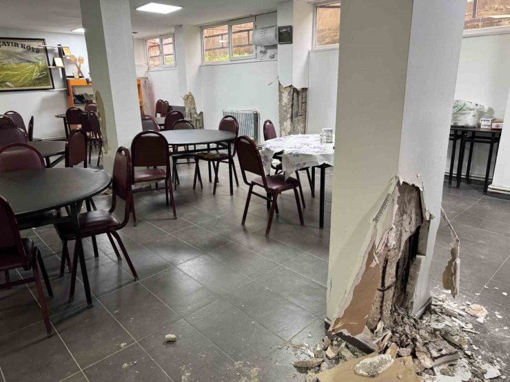 KÜÇÜKÇEKMECE’DE 6,2’LİK DEPREMDE 6 KATLI BİNANIN KOLANLARI PATLADI