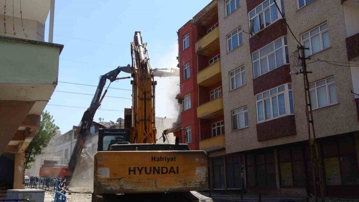 SANCAKTEPE’DE DEPREMDE HASAR GÖREN 5 KATLI BİNA KONTROLLÜ ŞEKİLDE YIKILDI