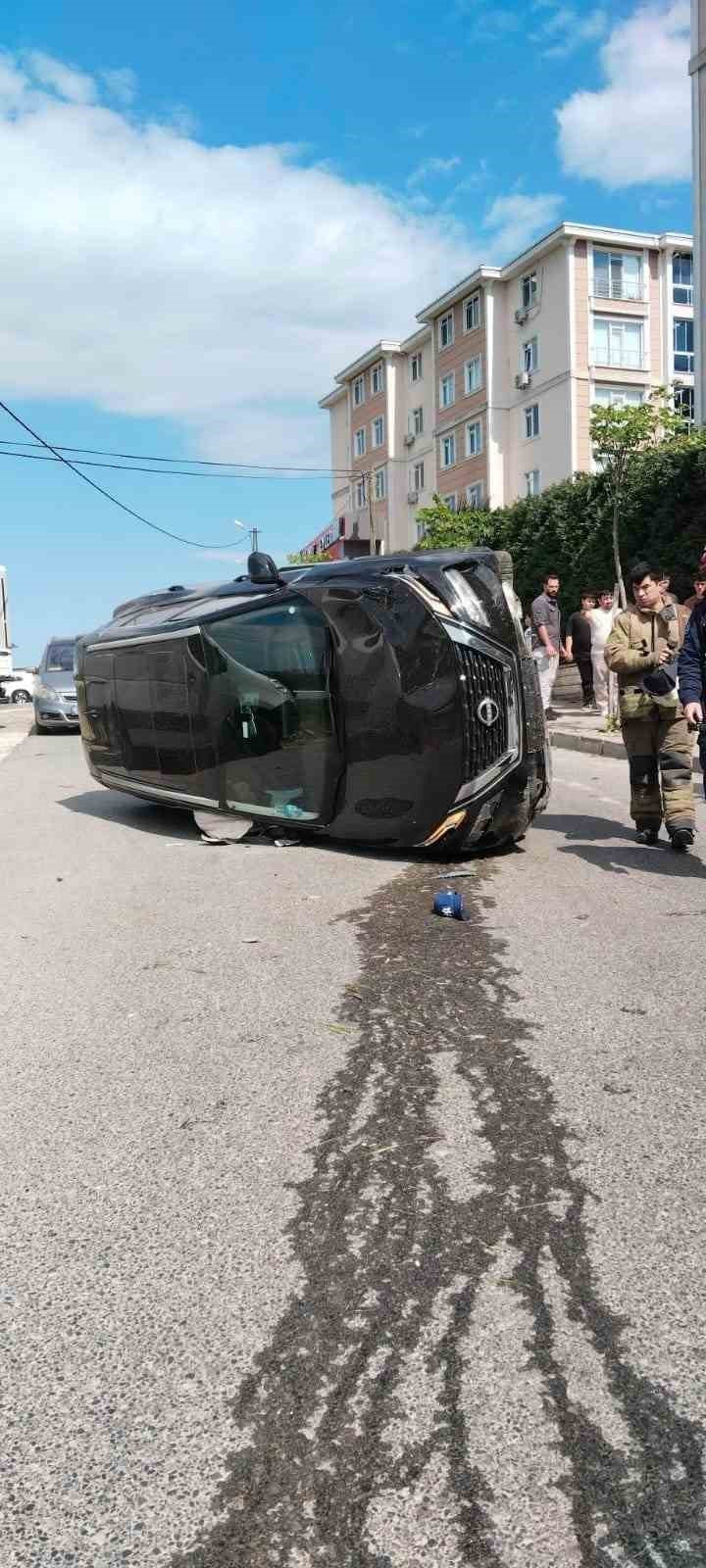 SİLİVRİ’DE SÜRÜCÜSÜNÜN KONTROLÜNÜ KAYBETTİĞİ ARAÇ TAKLA ATIP YAN YATTI: 2 YARALI