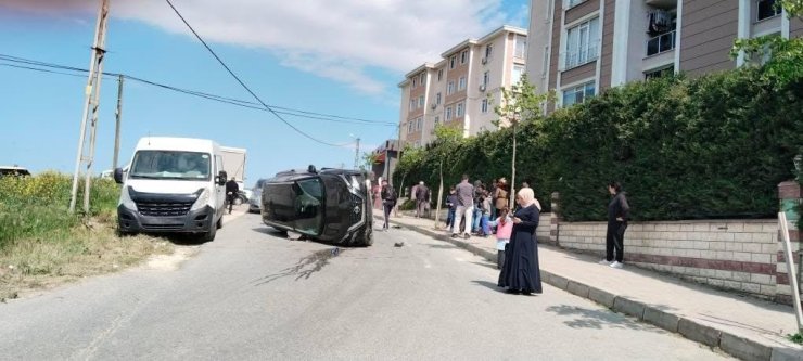 SİLİVRİ’DE SÜRÜCÜSÜNÜN KONTROLÜNÜ KAYBETTİĞİ ARAÇ TAKLA ATIP YAN YATTI: 2 YARALI