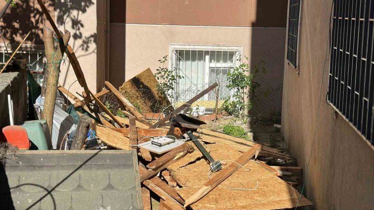 KUVVETLİ RÜZGARDA UÇAN ÇATI İKİ BİNANIN ÇATISINA SAVRULDU