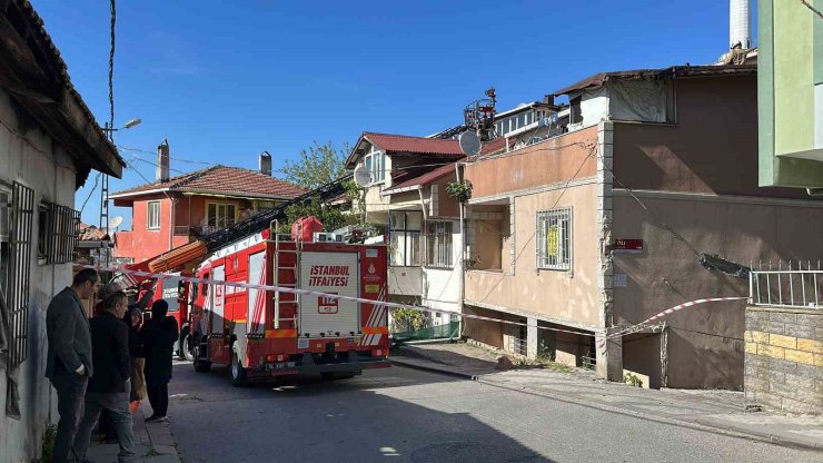 KUVVETLİ RÜZGARDA UÇAN ÇATI İKİ BİNANIN ÇATISINA SAVRULDU